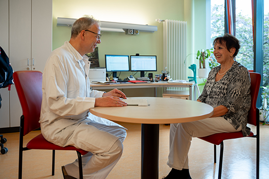 Arzt spricht mit Patientin