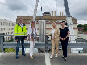 Initiatoren stehen vor dem Großspeicher.