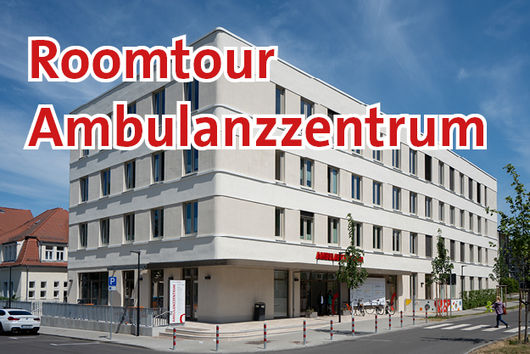 Drei Frauen und ein Mann stehen unter einem Schriftzug Ambulanzzentrum.