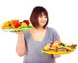 Eine an Adipositas erkrankte weiblich gelesene Person hat in der einen Hand ein Tablett mit Gemüse, welches sie hoch hält, und in der anderen Hand ein Tablett mit Burgern, welches sie tiefer hält.