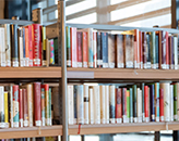Blick auf ein Bücherregal.