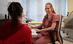 Eine Ärztin berät eine Patientin in der Gynäkologie.