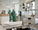 Zwei Krankenhausmitarbeiter bereiten eine ambulante OP vor.