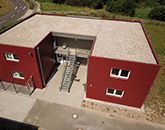 Luftbild von einem roten Gebäude.