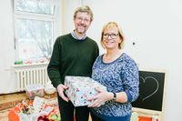 Pflegedienstleiterin Simone Flieger überreicht das Kinderzimmer an Marcus Zschornack, Fachbereichsleiter des Caritasverbands Leipzig e. V.