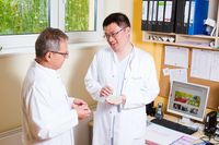 Professor Uwe Köhler und Yi Zhang tauschen sich über ein Brustimplantat aus.