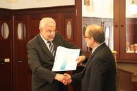 Der Präsident der Landesdirektion Sachsen überreicht das OHRIS-Zertifikat an das Klinikum St. Georg in Leipzig.