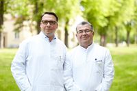 Professor Schäfer (l.) und Privatdozent Dr. Hamza arbeiten bei der neuen Biopsie-Methode Hand in Hand.