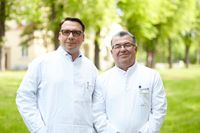 Professor Schäfer (l.) und Privatdozent Dr. Hamza arbeiten bei der neuen Biopsie-Methode Hand in Hand.