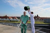 Leitender Chefarzt des Klinikums St. Georg, Prof. Dr. med. habil. Ralf Herbert Gahr, nimmt an der Ice Bucket Challenge zugunsten der ALS-Forschung Teil